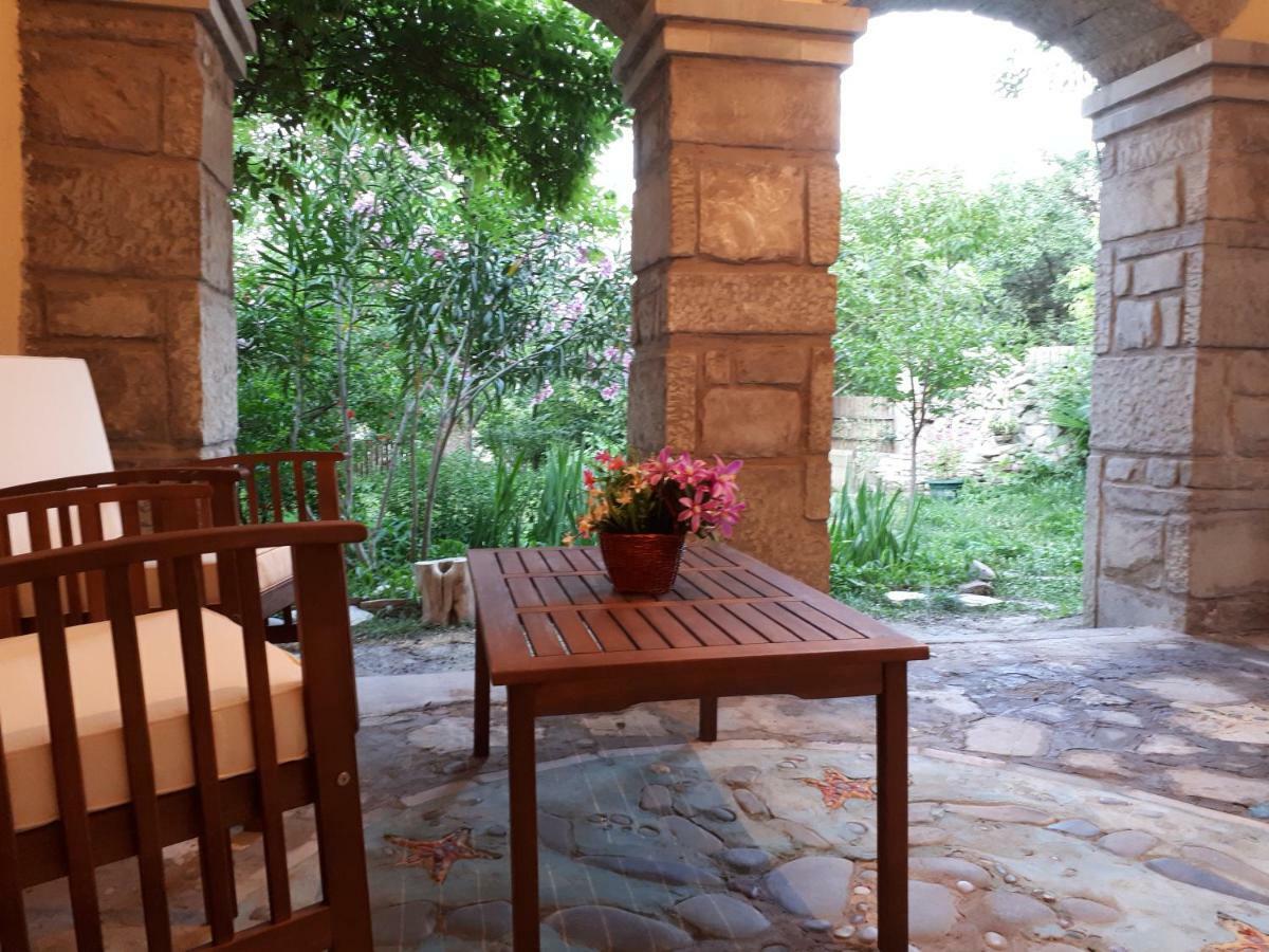 Old House With Garden Area *